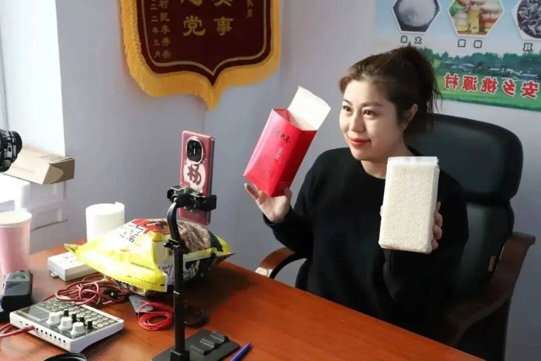 全新舒兰 巾帼有我丨杨贺然：村民的贴心书记