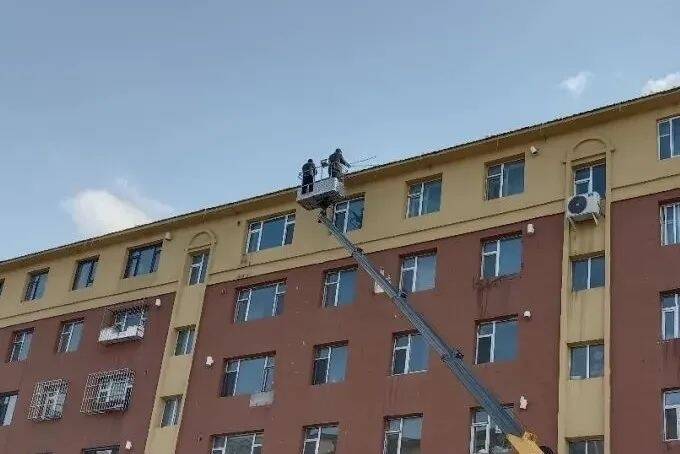 创城进行时丨舒兰市南城街道：清理冰溜隐患 守护居民安全