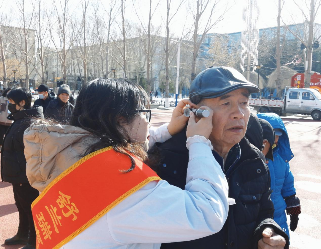 舒兰市残疾人联合会开展爱耳宣传义诊活动
