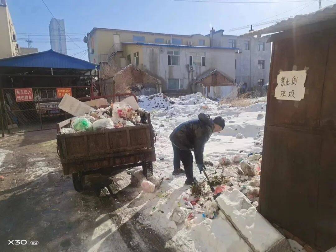 创城进行时丨舒兰市南城街道开展清理越冬垃圾行动