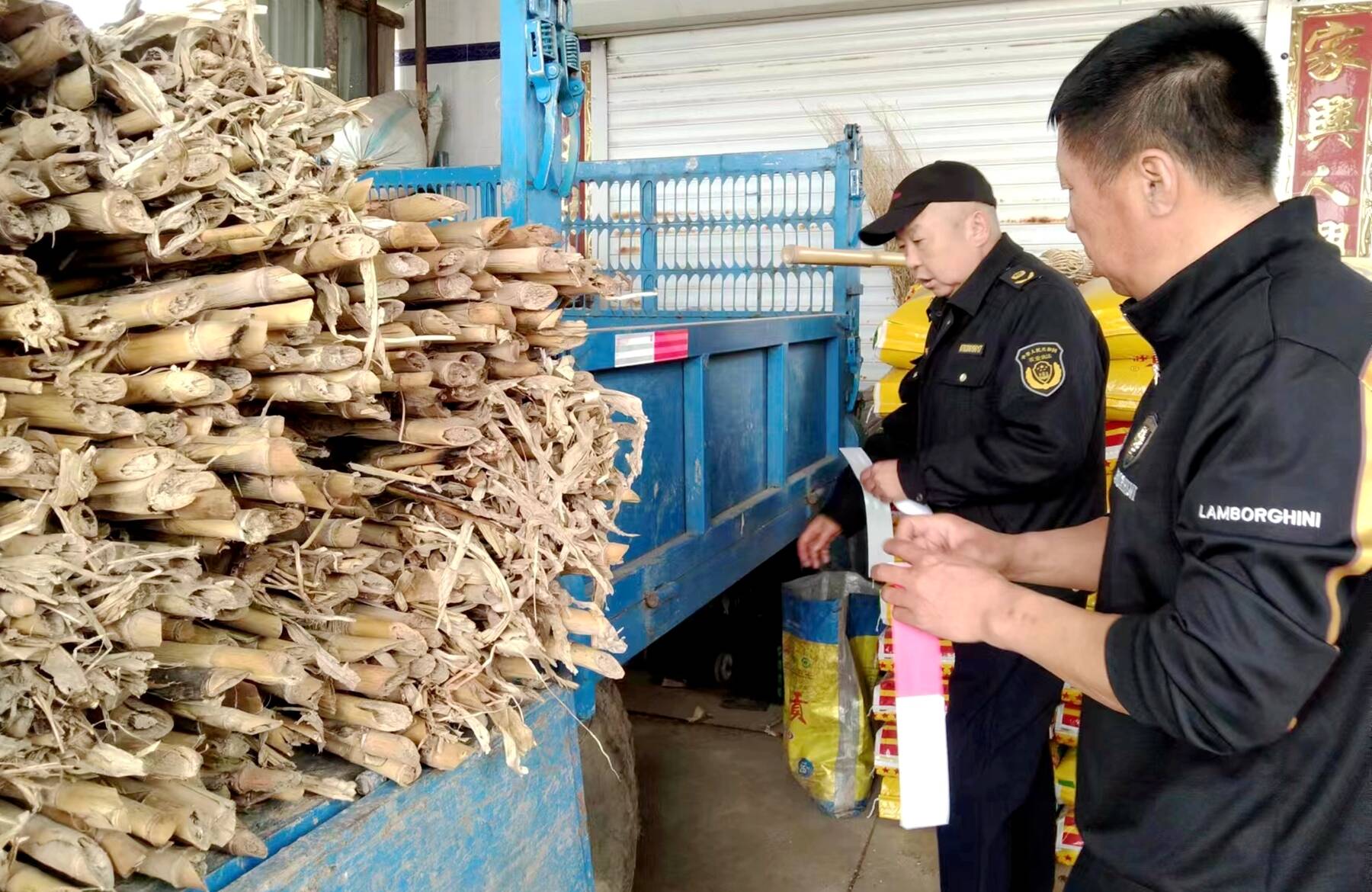 舒兰市朝阳镇：粘贴农机反光标识 助力农机安全生产