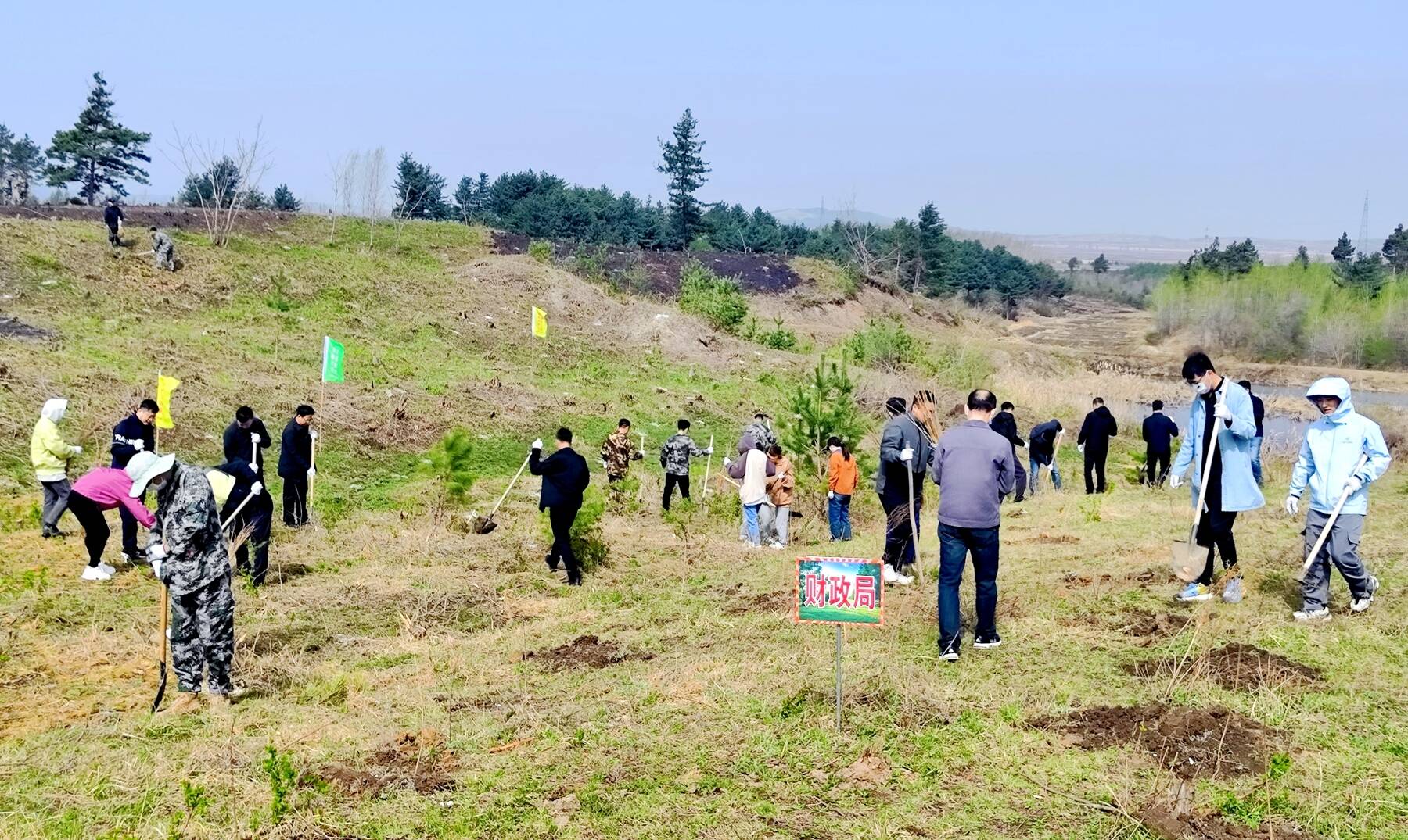 舒兰市财政局开展义务植树活动