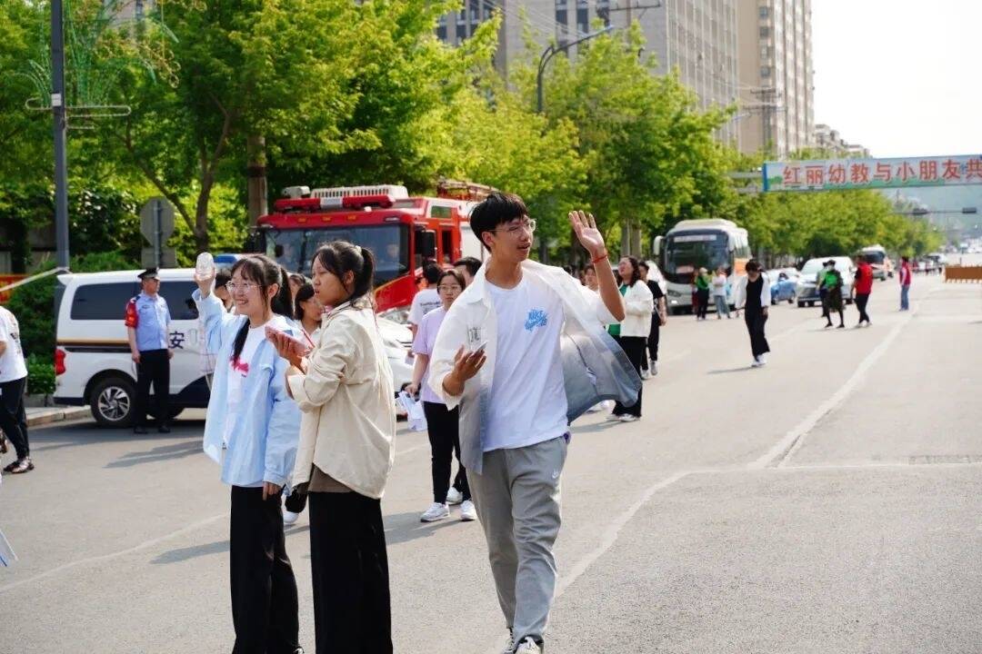 青春不悔，加油少年！直击舒兰高考首日现场→