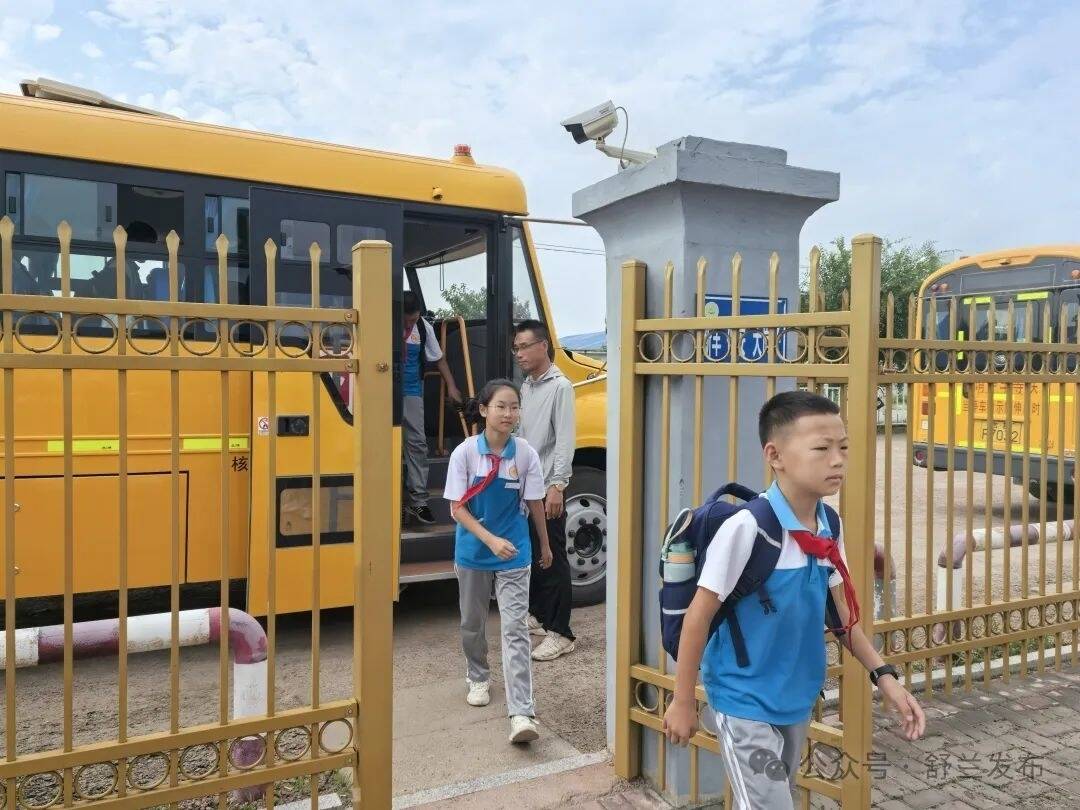 舒兰市标准化校车服务护航学生安全