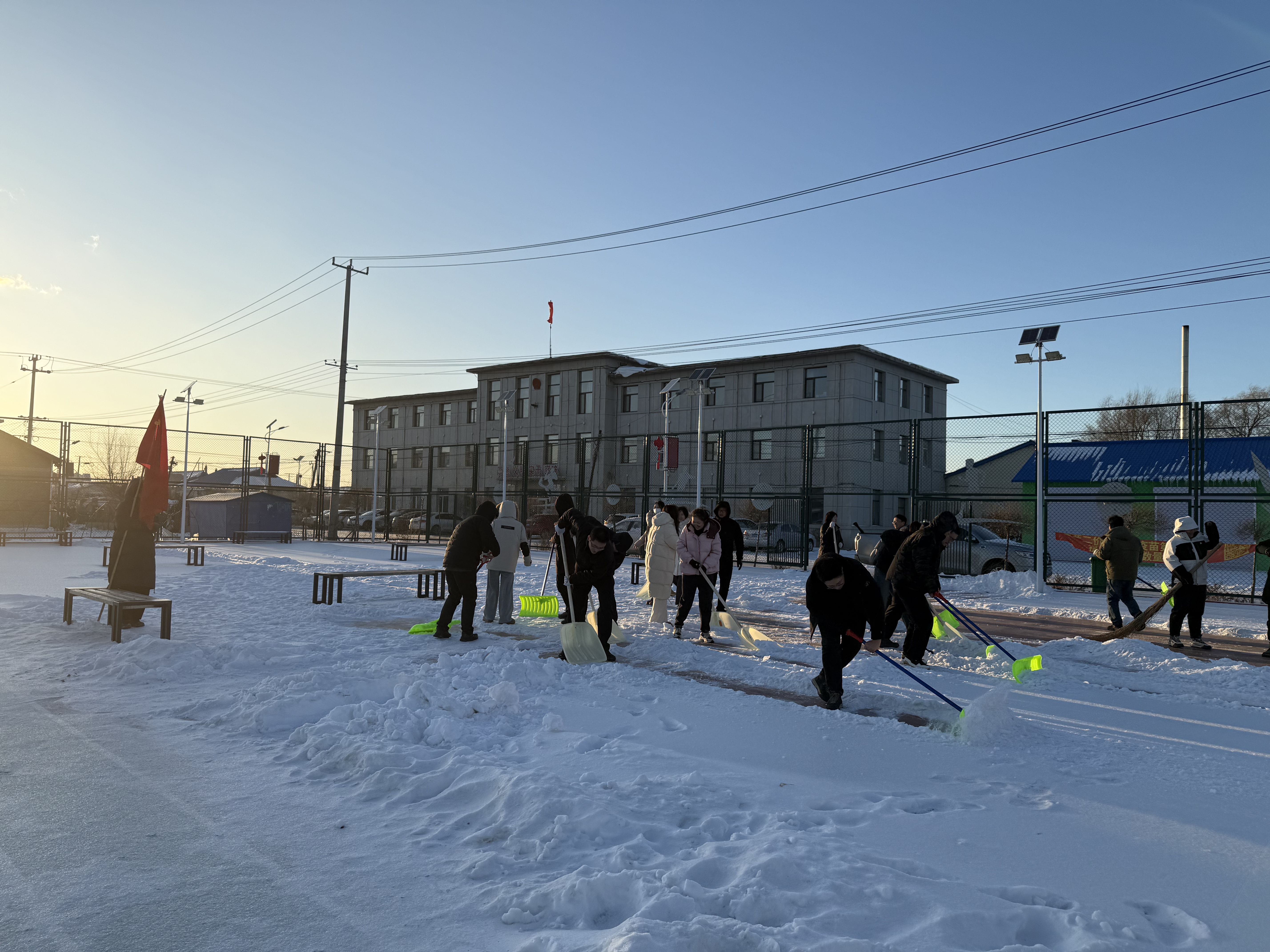 舒兰市水曲柳镇开展“清积雪畅场地 党员干部展担当”主题党日活动