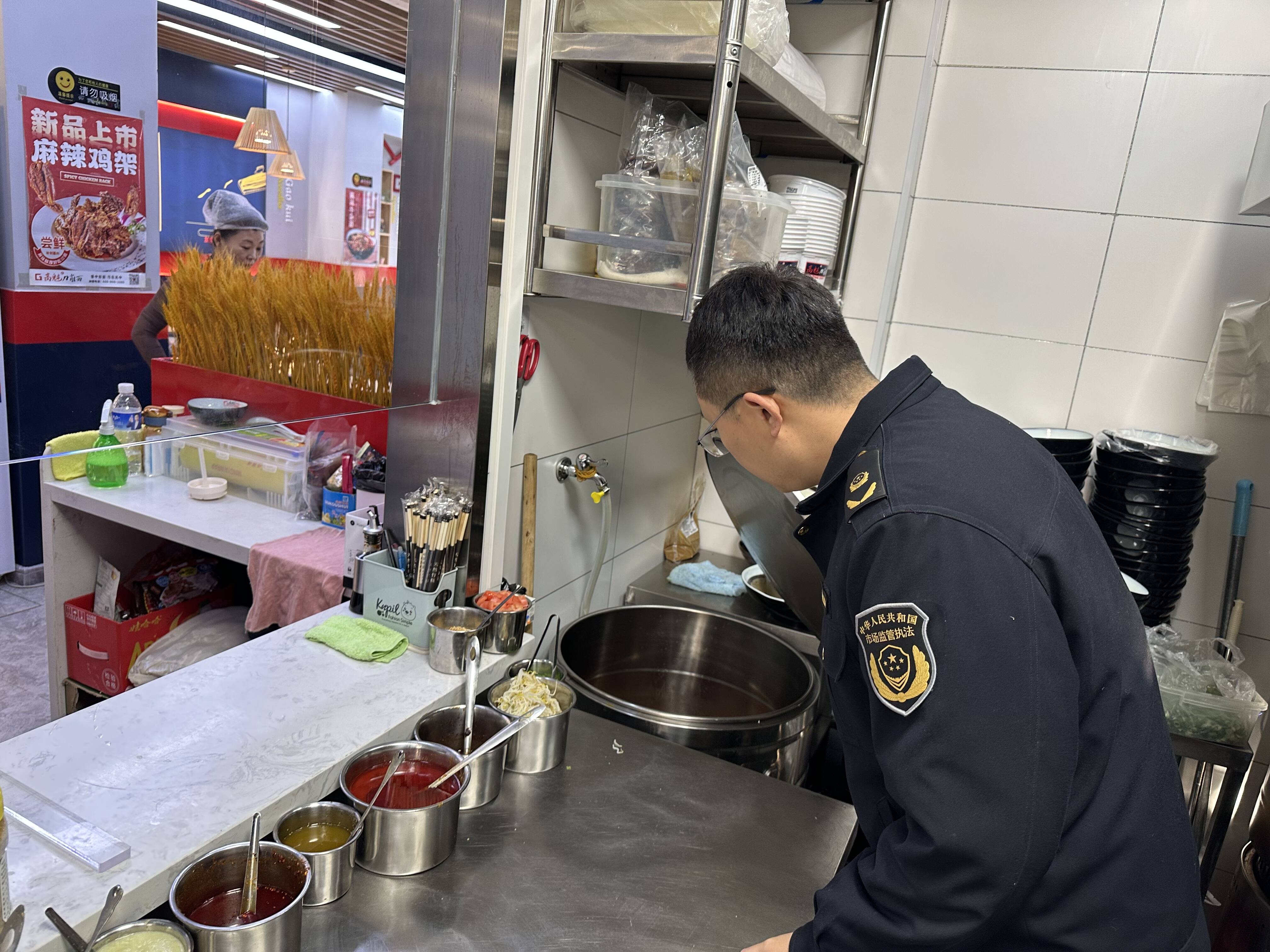 舒兰市市场监督管理局为首届乡村雪地足球赛筑牢食品安全防线