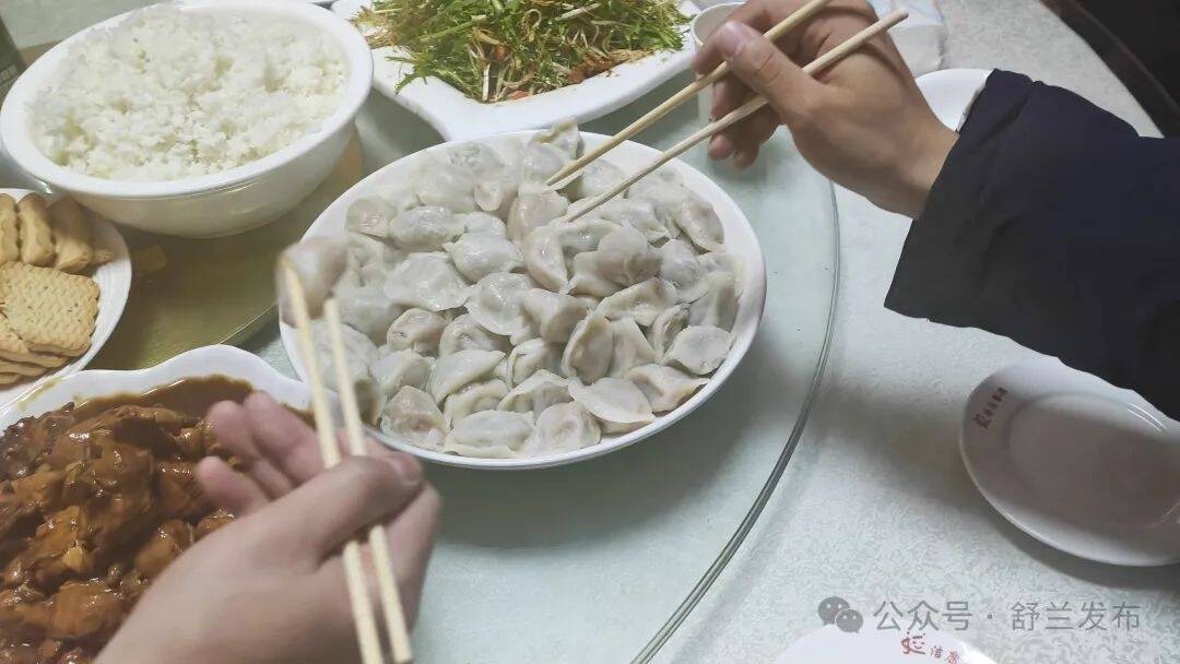 冬至饺子宴，球员们温馨开吃……