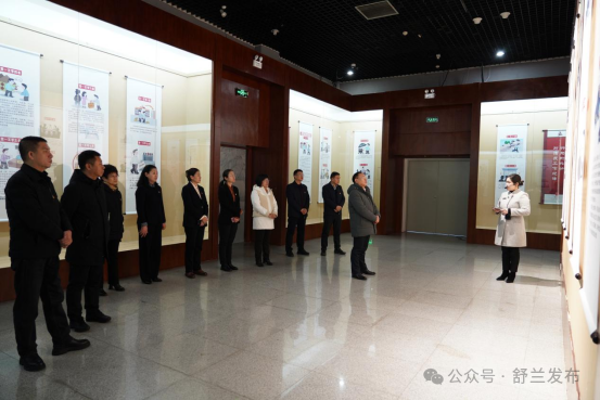 张立春率领市级领导参观“图说《中国共产党纪律处分条例》漫画展”