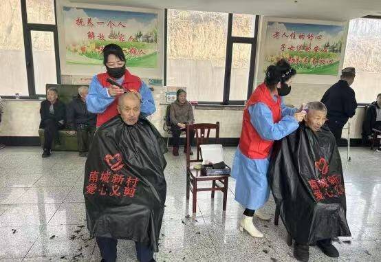 舒兰市“吉行军”退役军人志愿服务队开展爱心义剪和志愿清洁活动