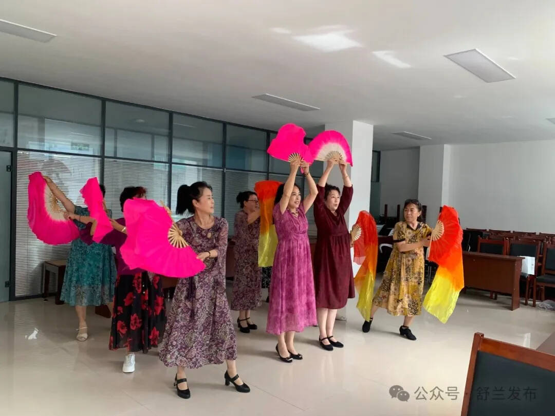 舒兰南城：彩扇翩跹舞起来 银发课堂乐趣多