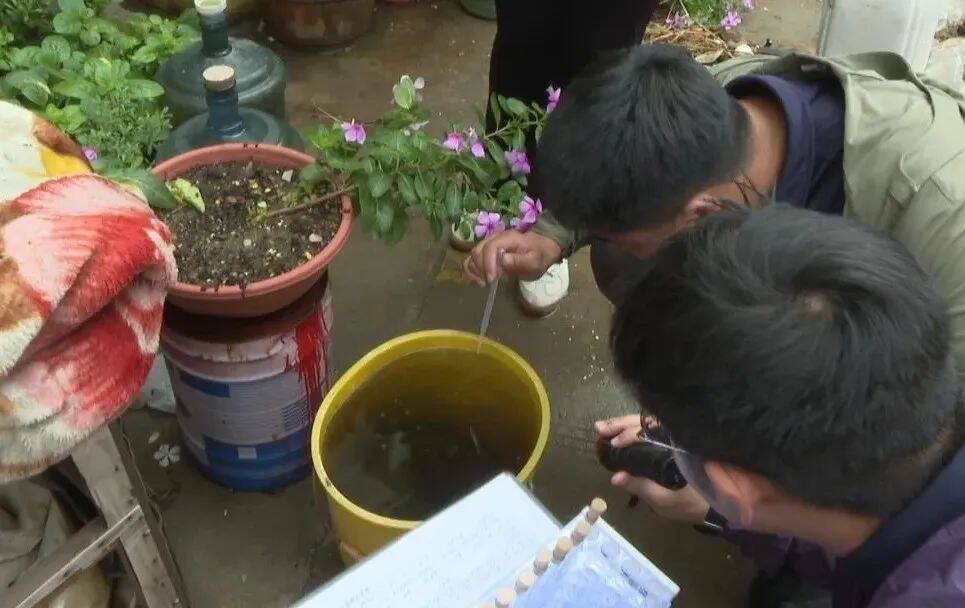 小区里这种水千万别用，请直接倒在地上！（不要倒进下水道）