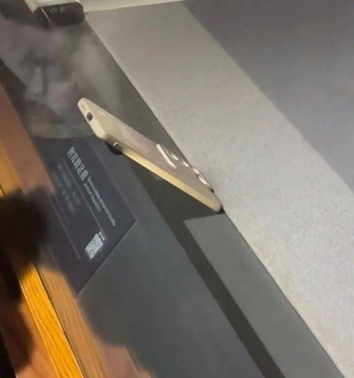 文物展柜里有一部手机？回应来了