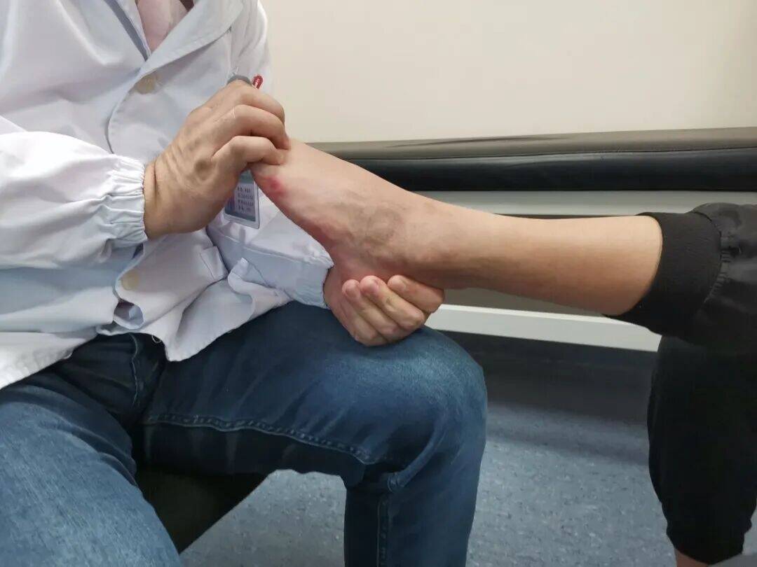 腿脚会发出“血糖失控”警报！这6个表现，出现一个就要当心