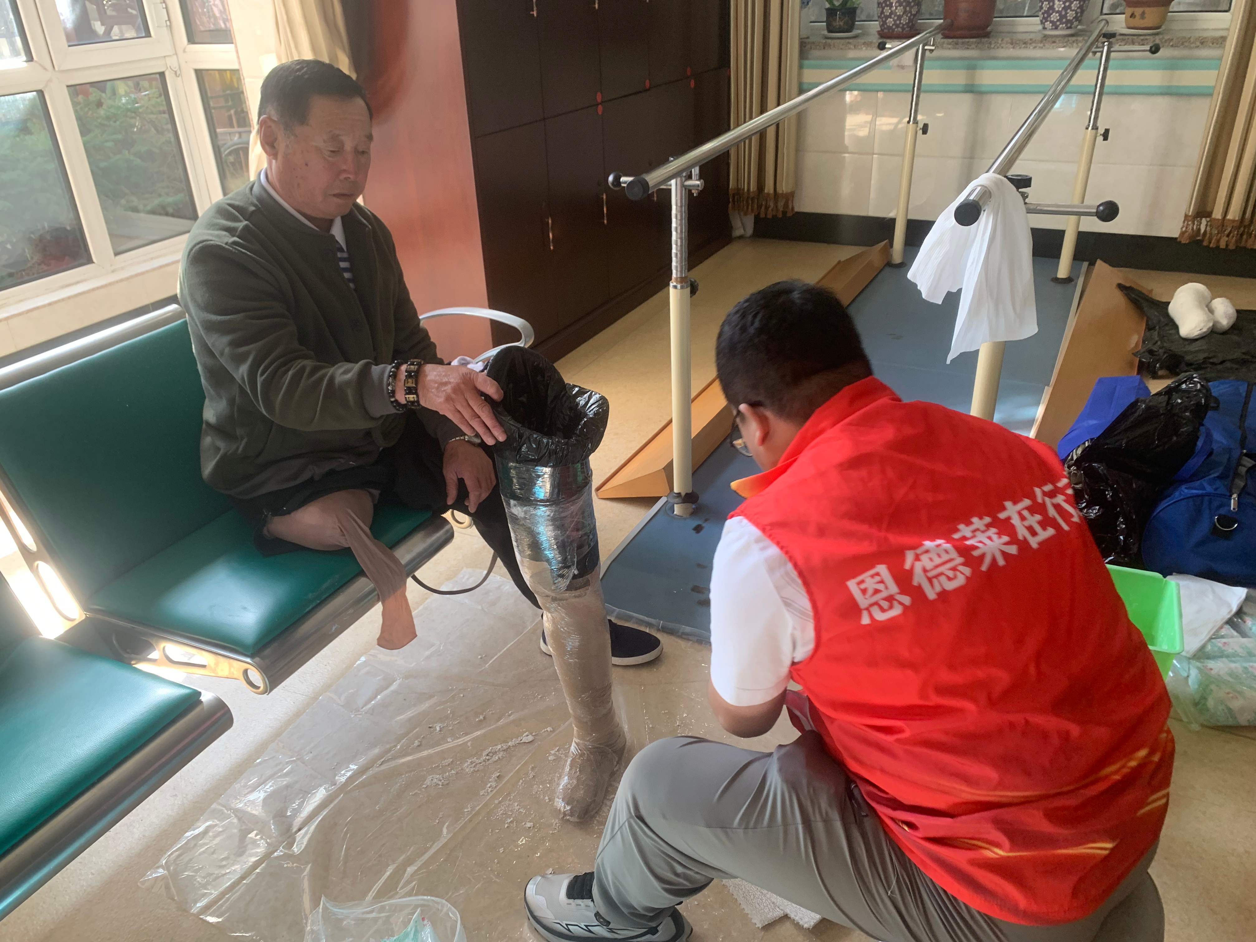 舒兰市残联为肢体残疾人送去“站立”温暖