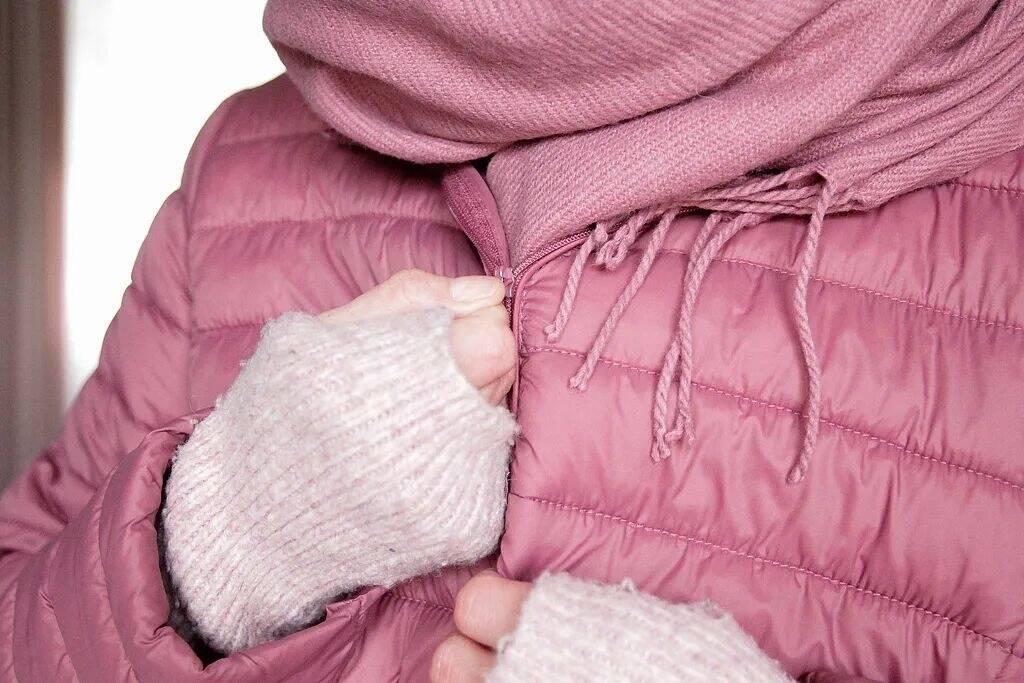 羽绒服怎么穿才暖和？一个超简单的穿搭技巧，快收藏