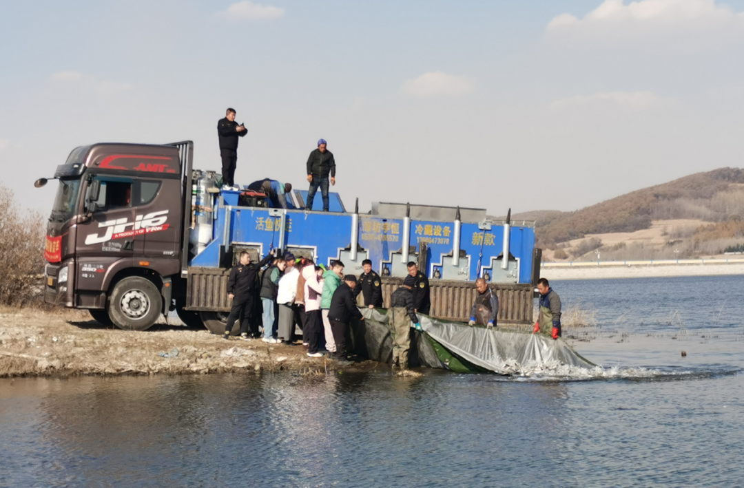 舒兰市增殖放流23万尾鱼苗