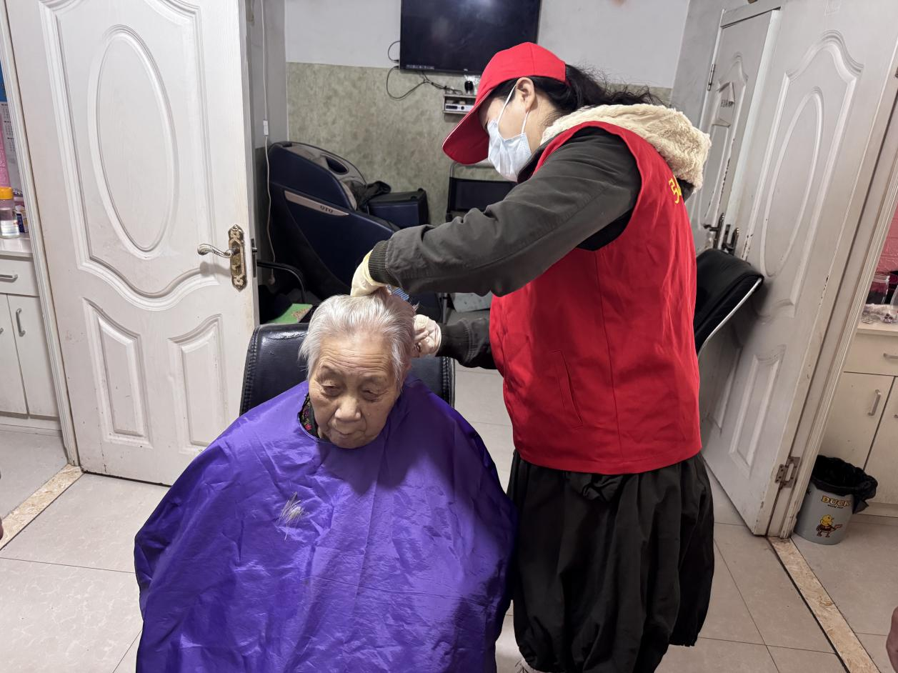 舒兰育才：重阳敬老 情暖金秋