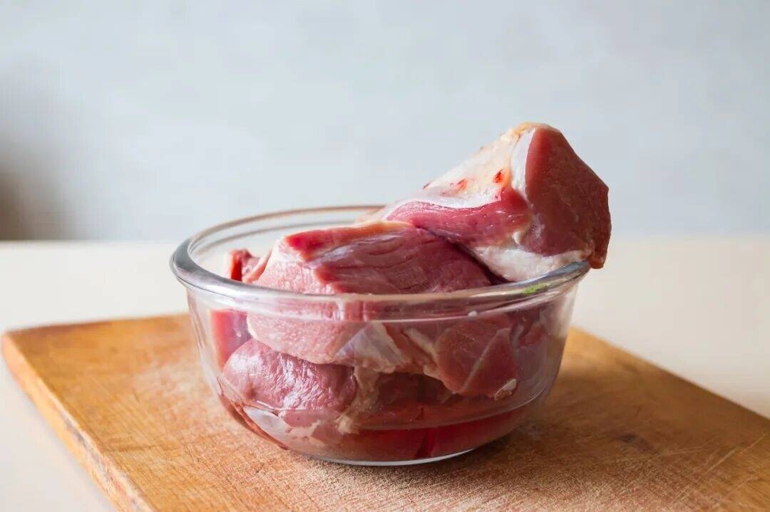 真的别再把肉泡水里解冻了！正确的解冻方法&rarr;