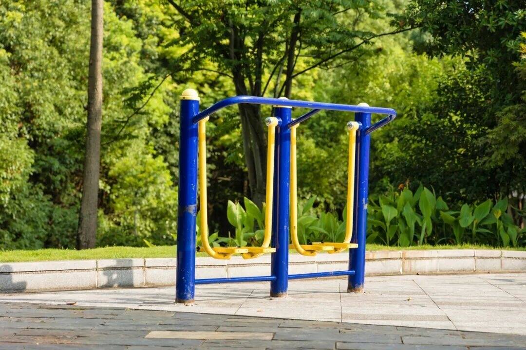 不用去健身房了！你家楼下的健身器材才是真宝藏