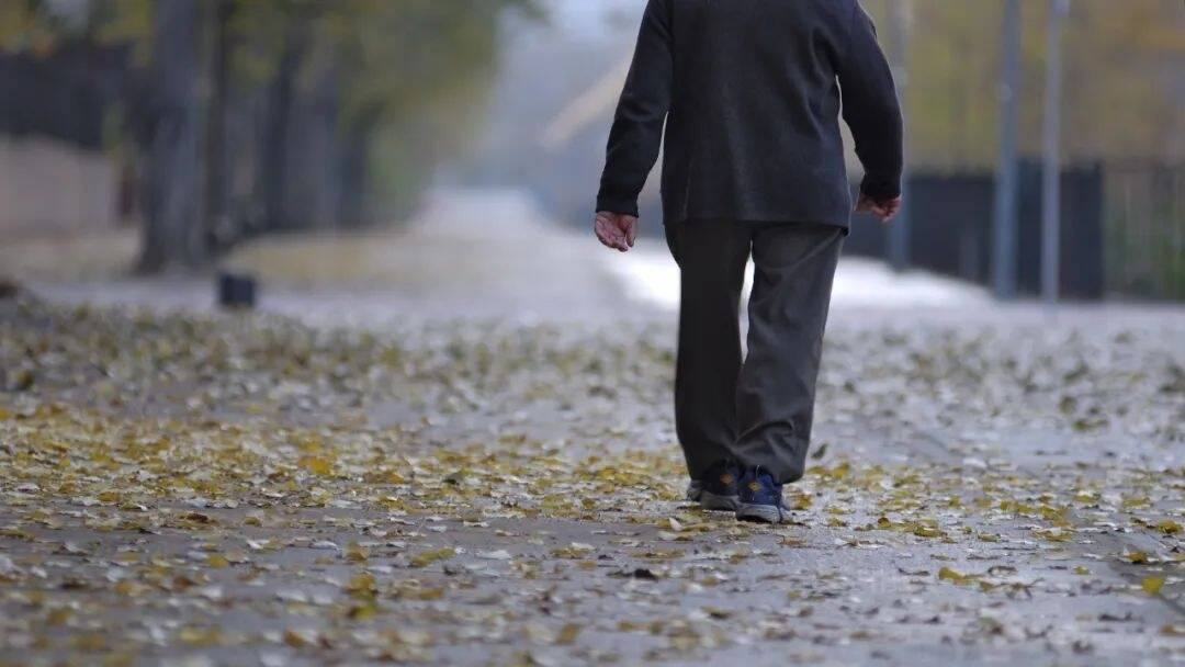 如果你或家人出现这几种走路姿势，要小心健康状况了