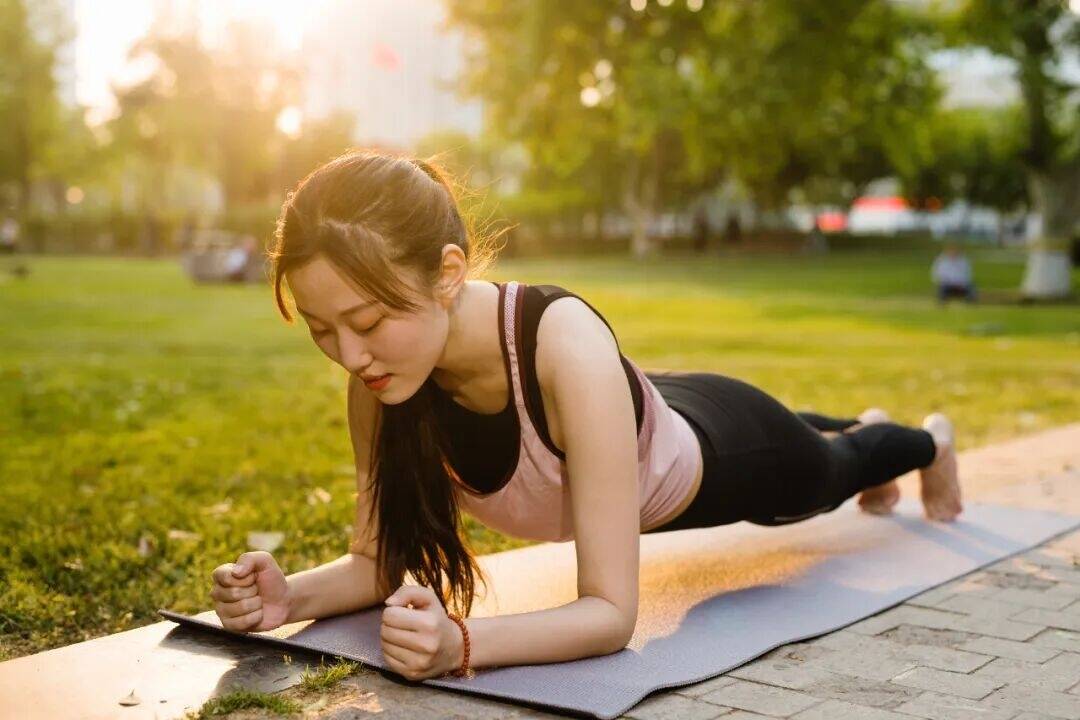 平板支撑抖得像马达，到底因为什么？