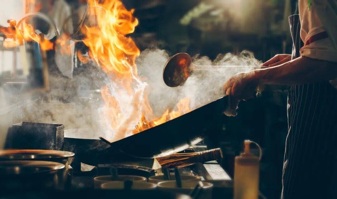 下馆子之后感觉特别渴，是味精鸡精造成的吗？