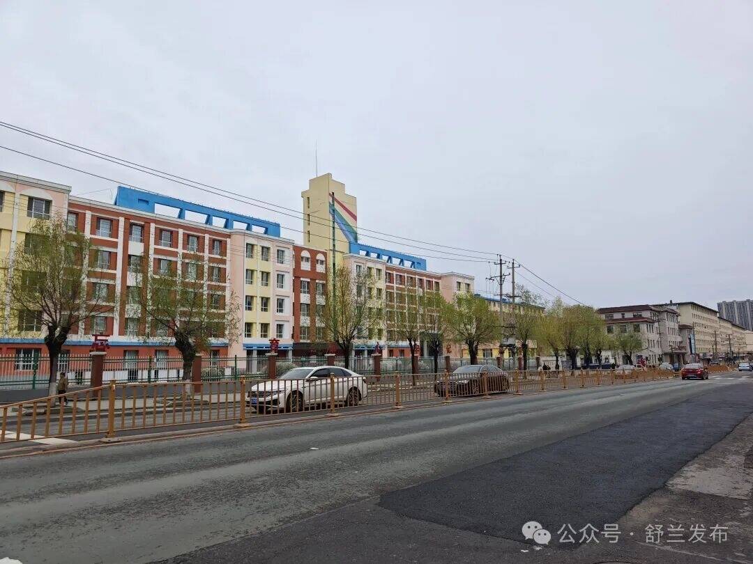 车道拓宽，舒兰这所小学门前通畅了