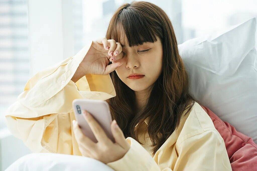 晨起后的这个动作正在毁掉眼睛，有人每天都在做