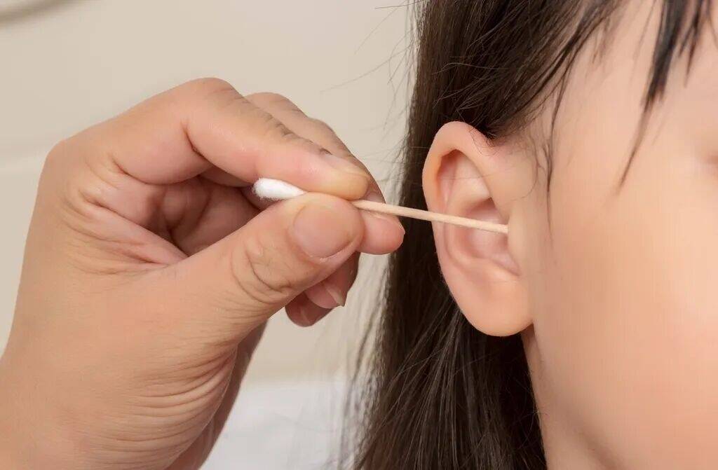 医生：呦，你耳朵长毛了！是不是去采过耳？