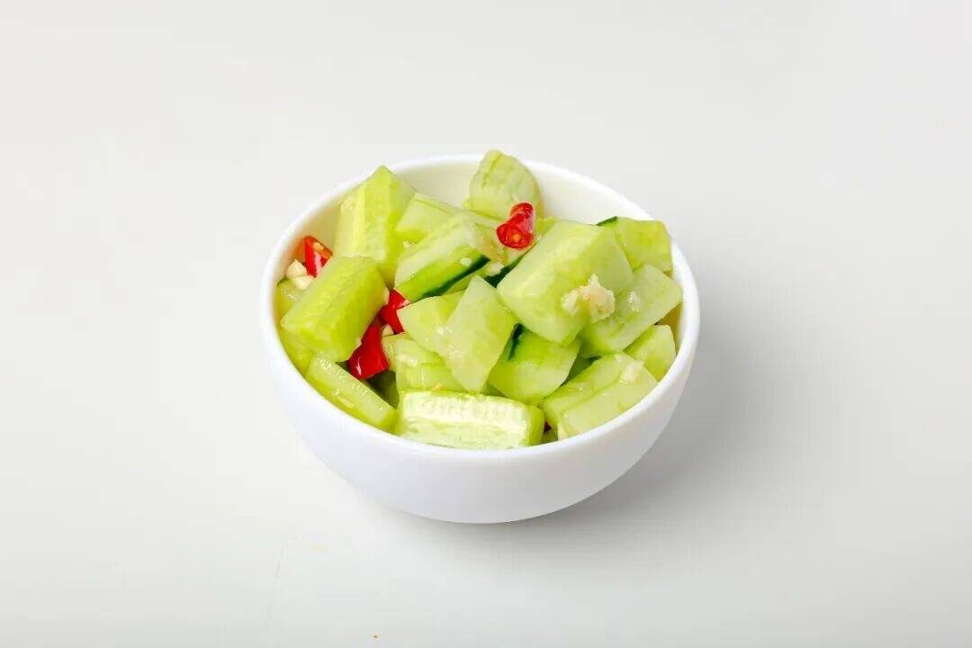 一盘凉拌黄瓜致肝衰竭？医生建议：出现这种情况不要吃，直接扔掉