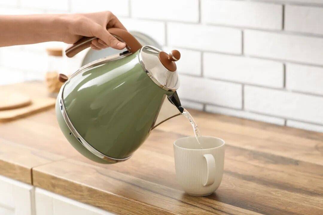 长期喝白开水和长期喝茶的人，谁更健康？