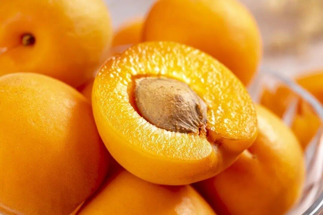 胡萝卜素是黄桃的22倍，钾含量媲美香蕉，这种低热量水果现在吃正好