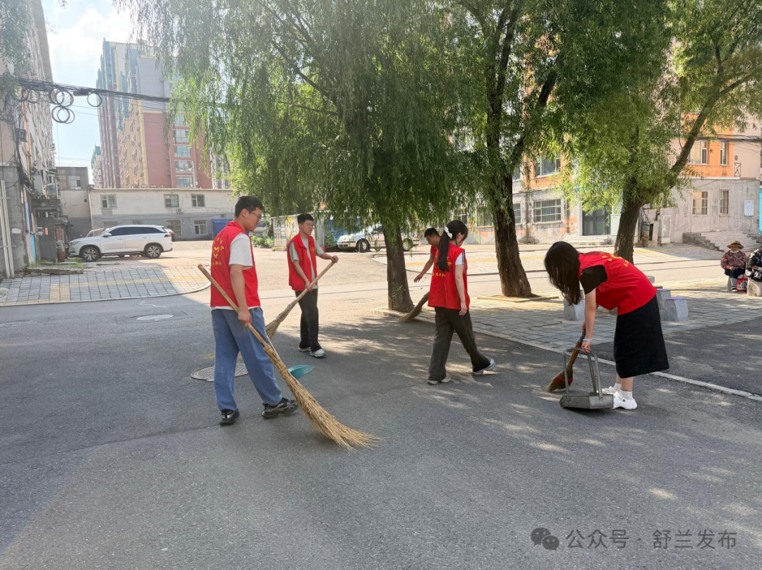 舒兰市南城街道：志愿清扫焕老旧小区新颜