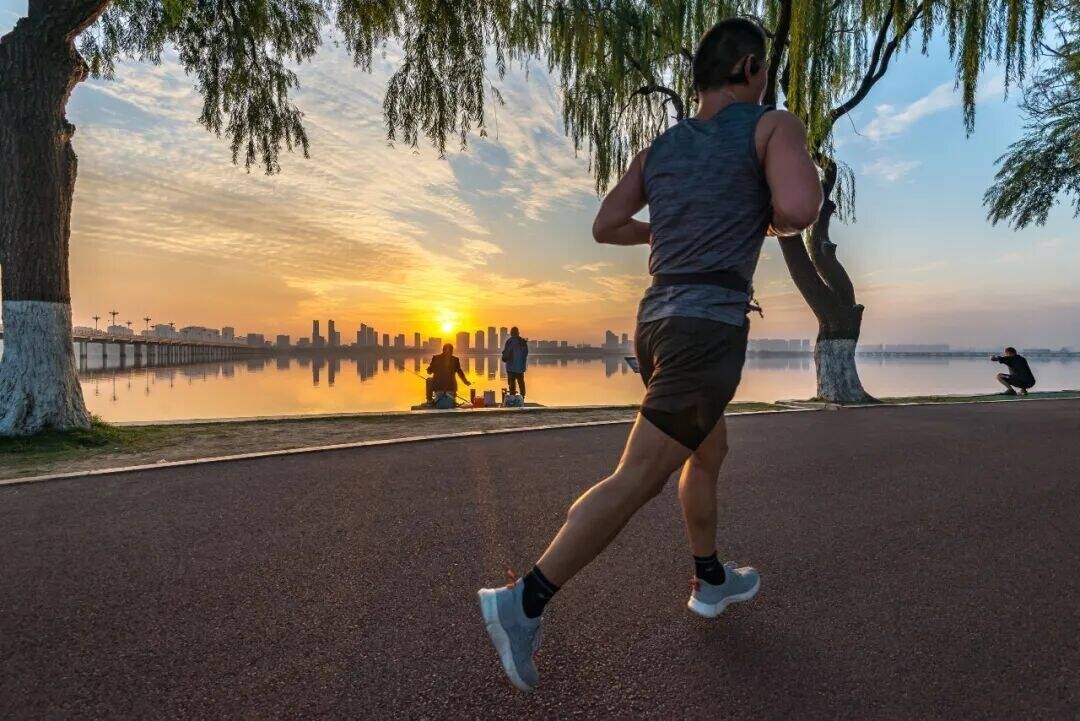 空腹锻炼 VS 吃一点再练，哪个更燃脂？很多人做错了