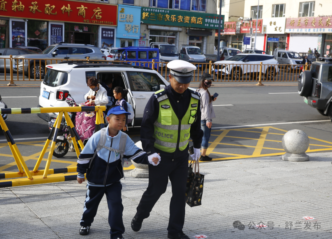 金秋开学季，守护不停歇！舒兰交警&ldquo;一校一策&rdquo; 暖心护学
